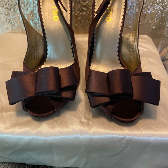 Me Too Rich Brown Satin Peep Toe 4" Heels Size 7M - Picture 5 of 9